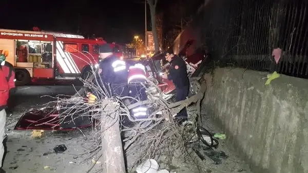 Maslak'ta takla atan otomobil hurdaya döndü: 1'i ağır, 3 yaralı Maslak'ta takla atan otomobil hurdaya döndü: 1'i ağır, 3 yaralı