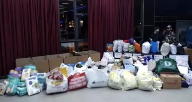 Mor ve Ötesi'nden depremzedelere anlamlı destek! Hayranları konsere ellerinde malzemelerle geldi Mor ve Ötesi'nden depremzedelere anlamlı destek! Hayranları konsere ellerinde malzemelerle geldi