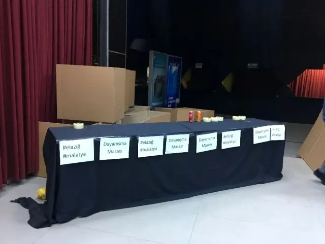 Mor ve Ötesi'nden depremzedelere anlamlı destek! Hayranları konsere ellerinde malzemelerle geldi Mor ve Ötesi'nden depremzedelere anlamlı destek! Hayranları konsere ellerinde malzemelerle geldi