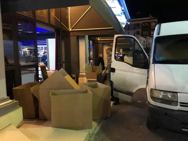 Mor ve Ötesi'nden depremzedelere anlamlı destek! Hayranları konsere ellerinde malzemelerle geldi Mor ve Ötesi'nden depremzedelere anlamlı destek! Hayranları konsere ellerinde malzemelerle geldi