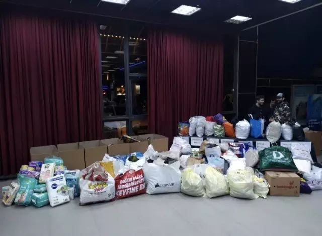 Mor ve Ötesi'nden depremzedelere anlamlı destek! Hayranları konsere ellerinde malzemelerle geldi Mor ve Ötesi'nden depremzedelere anlamlı destek! Hayranları konsere ellerinde malzemelerle geldi