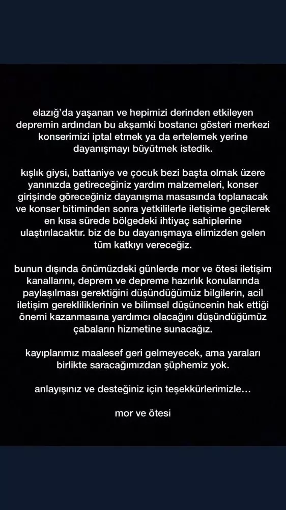 Mor ve Ötesi'nden depremzedelere anlamlı destek! Hayranları konsere ellerinde malzemelerle geldi Mor ve Ötesi'nden depremzedelere anlamlı destek! Hayranları konsere ellerinde malzemelerle geldi