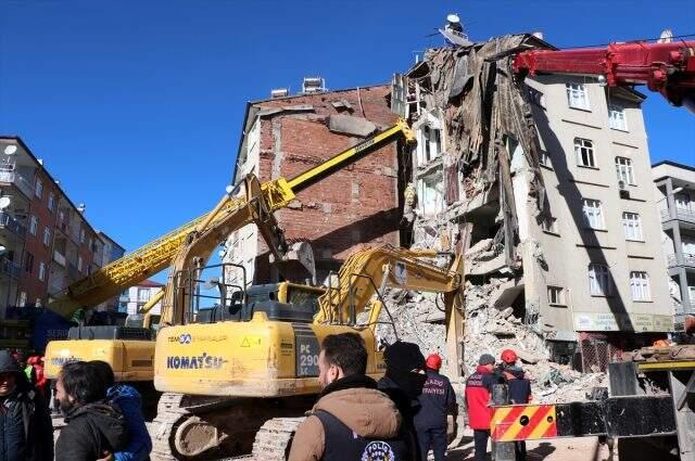 Son dakika: Elazığ'daki depremde 2 kişinin daha cansız bedenine ulaşıldı