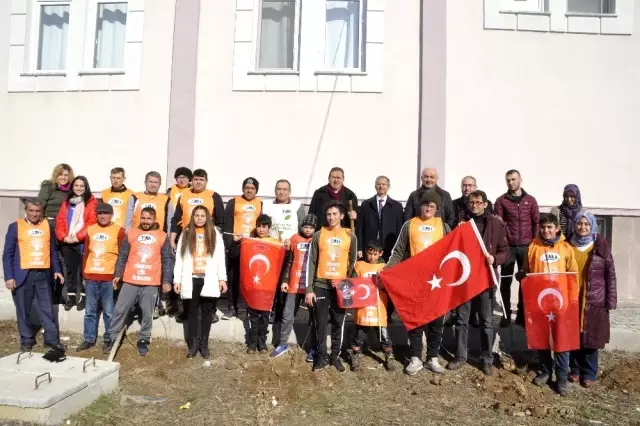 Şuhut'ta 'Toprak Dede' fidan dikilerek anıldı Şuhut'ta 'Toprak Dede' fidan dikilerek anıldı