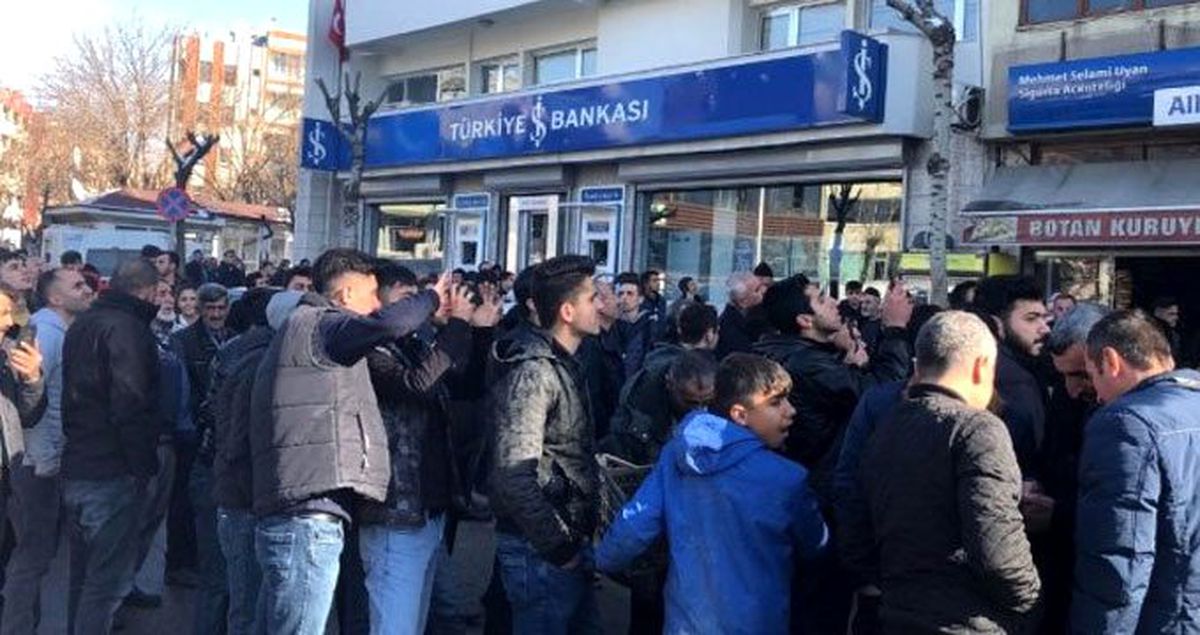 5'inci kata çıkıp intihar etmek istedi, vatandaşlar o anları film izler gibi seyretti