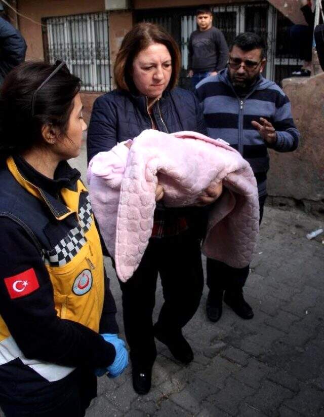 Adana'da 40 günlük bebeği kapının önüne bırakıp kaçan kadına, Polis 'Sen nasıl bir annesin?' diye tepki gösterdi