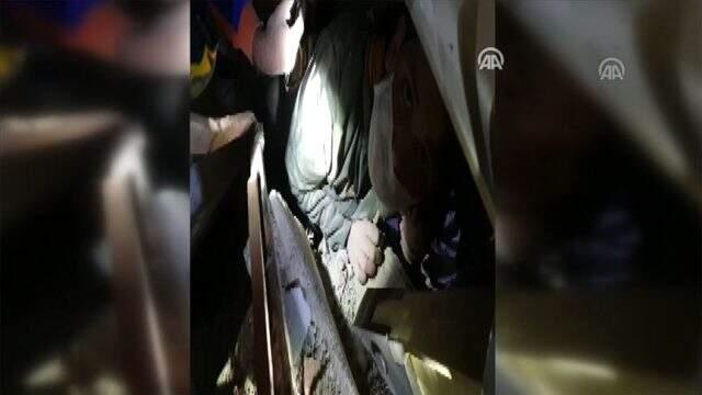 AFAD ekipleri zamanla yarıştı! 12 yaşındaki Mustafa Emir'in kurtarılma anına ait yeni görüntüler ortaya çıktı.