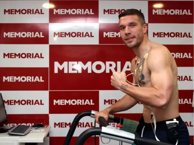 Antalyaspor'da Podolski sağlık kontrolünden geçirildi Antalyaspor'da Podolski sağlık kontrolünden geçirildi