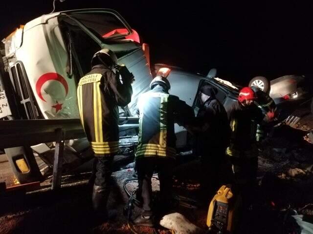 Arızalanan 2 otomobili taşıyan çekici devrildi: 2 ölü, 6 yaralı.