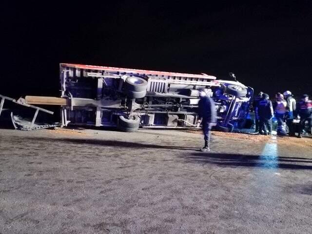 Arızalanan 2 otomobili taşıyan çekici devrildi: 2 ölü, 6 yaralı.