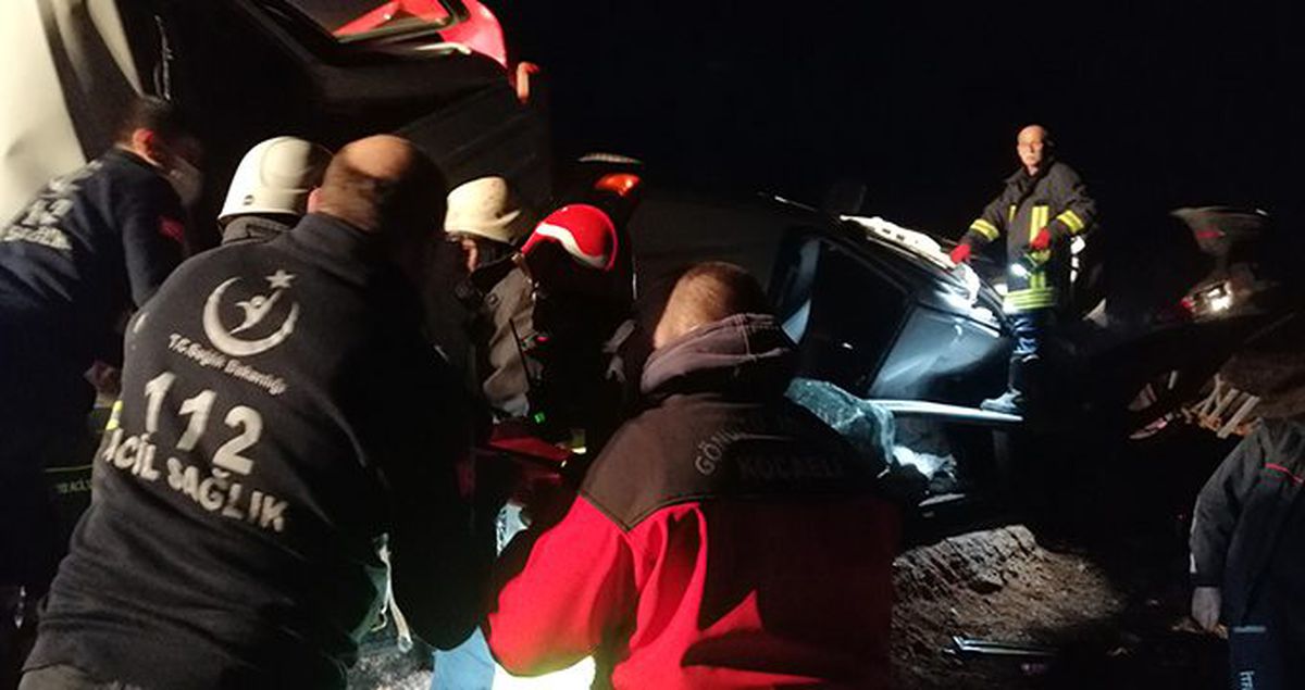 Arızalanan 2 otomobili taşıyan çekici devrildi: 2 ölü, 6 yaralı
