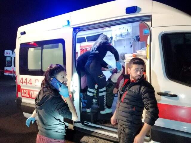 Arızalanan 2 otomobili taşıyan çekici devrildi: 2 ölü, 6 yaralı.