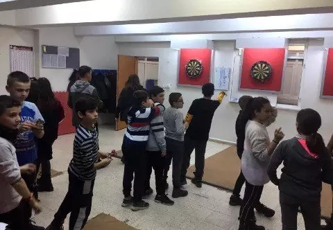Dart kursiyerleri öğrenirken eğleniyorlar Dart kursiyerleri öğrenirken eğleniyorlar