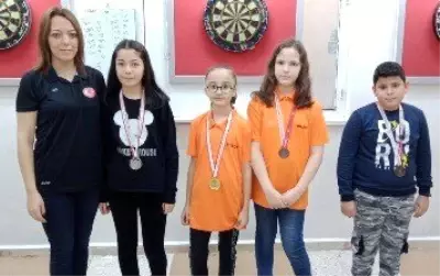 Dart kursiyerleri öğrenirken eğleniyorlar Dart kursiyerleri öğrenirken eğleniyorlar