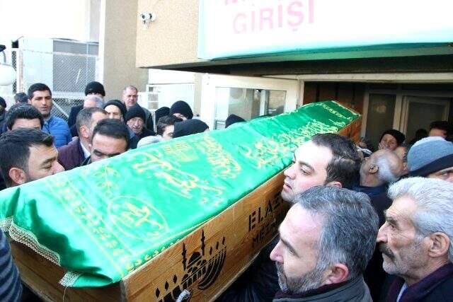 Depremde elini tutamadığı için oğlu ölen baba, kızının elini bir an olsun bırakmadı