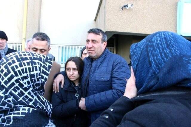 Depremde elini tutamadığı için oğlu ölen baba, kızının elini bir an olsun bırakmadı