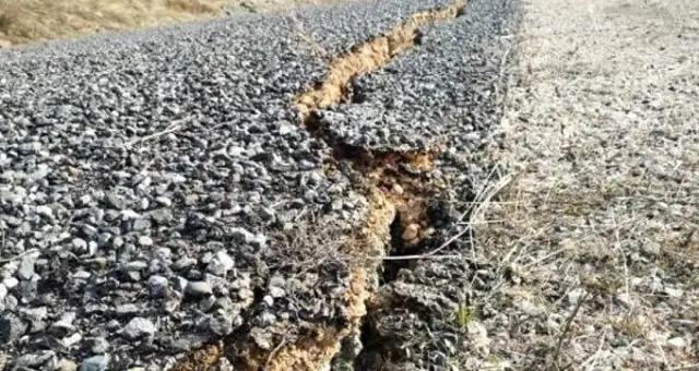 6.8 büyüklüğündeki deprem sonrası Sivrice'deki köy yollarında derin yarıklar oluştu