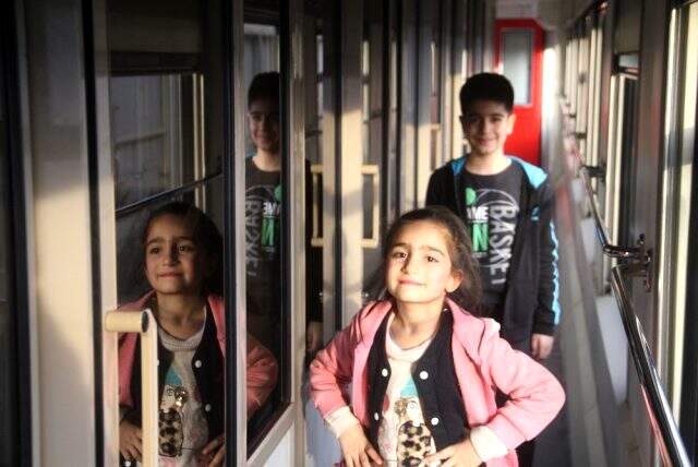 Depremzedeler TCDD'nin sunduğu tren garındaki vagonlarda kalıyor