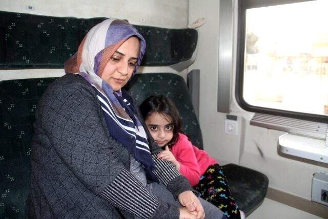 Depremzedeler TCDD'nin sunduğu tren garındaki vagonlarda kalıyor