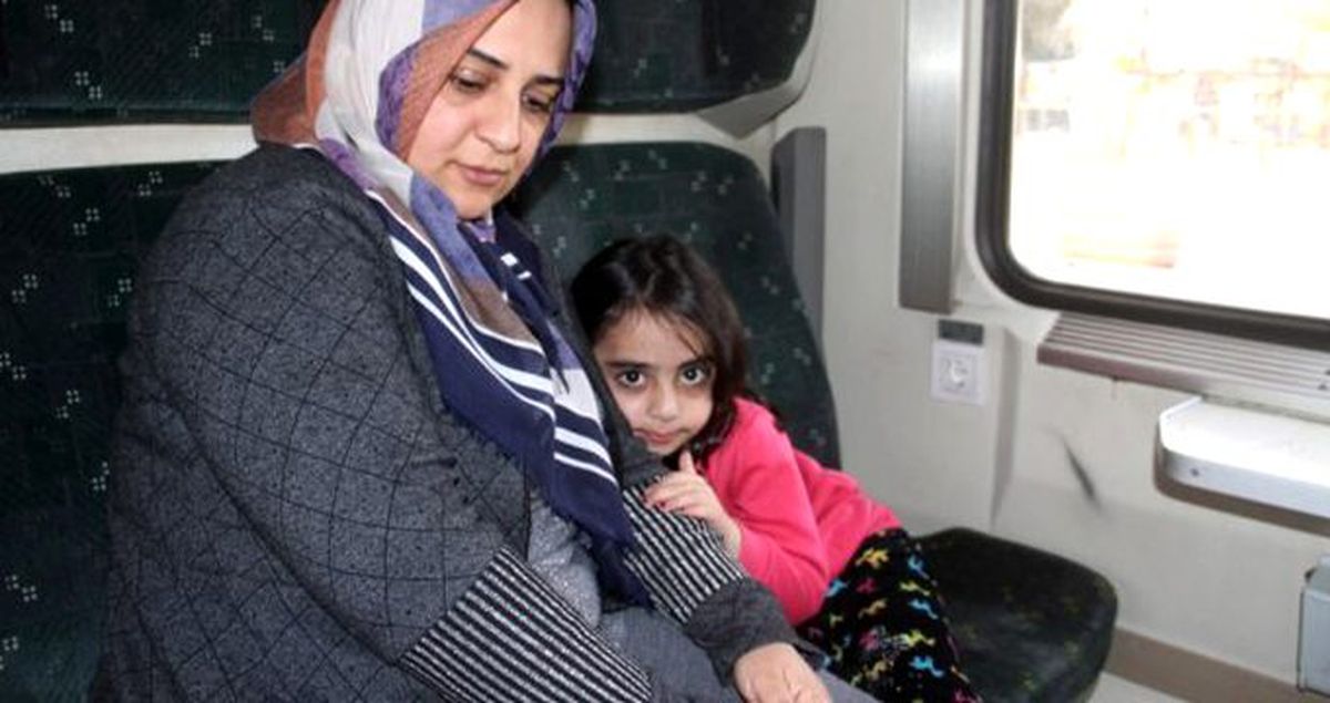 Depremzedeler TCDD'nin sunduğu tren garındaki vagonlarda kalıyor