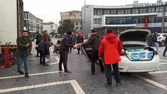 Düzce'den depremzedelere yardımlar devam ediyor Düzce'den depremzedelere yardımlar devam ediyor
