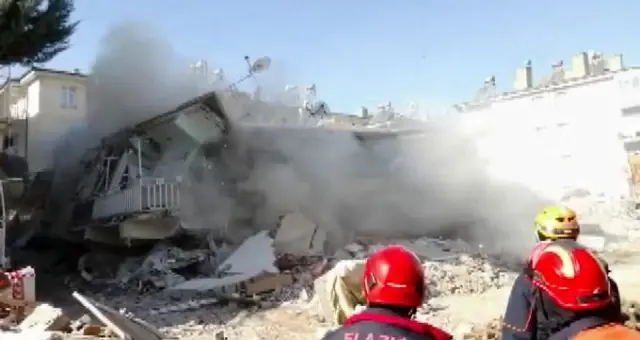 Elazığ'da deprem sonrası enkaz bir binanın çökme anı kameralara yansıdı