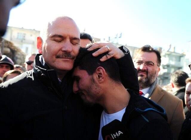 Enkaz altındaki çifti tırnaklarıyla kazıyarak çıkaran Suriyeli genç, Bakan Soylu ile bir araya geldi