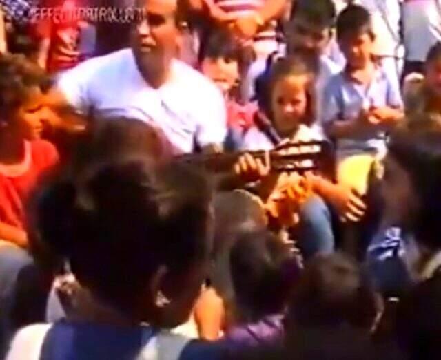 Haluk Levent'in Gölcük depreminde çocuklara şarkı söylediği anların videosu Twitter'da gündem oldu