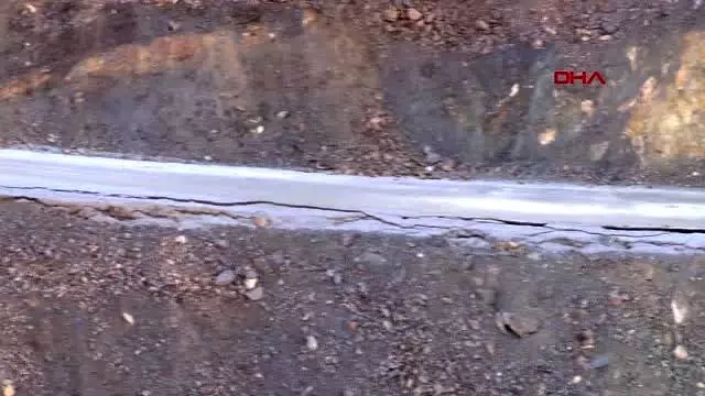 Malatya'da, 2 ilçedeki yollarda deprem sonrası çatlaklar oluştu Malatya'da, 2 ilçedeki yollarda deprem sonrası çatlaklar oluştu