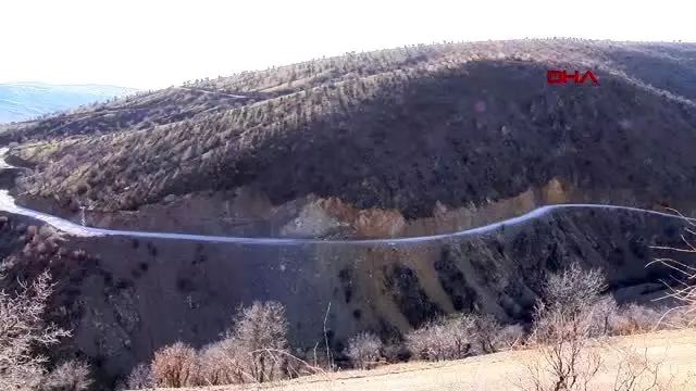 Malatya'da, 2 ilçedeki yollarda deprem sonrası çatlaklar oluştu Malatya'da, 2 ilçedeki yollarda deprem sonrası çatlaklar oluştu