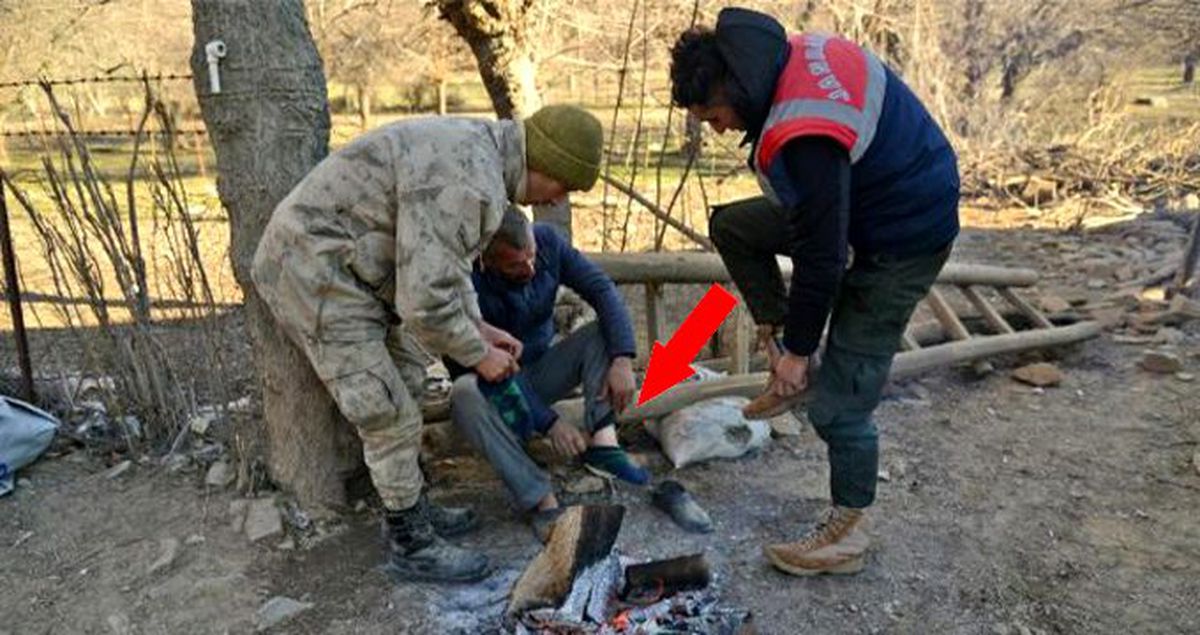 Mehmetçik, ayağında çorap olmayan depremzedeye kendi çorabını giydirdi