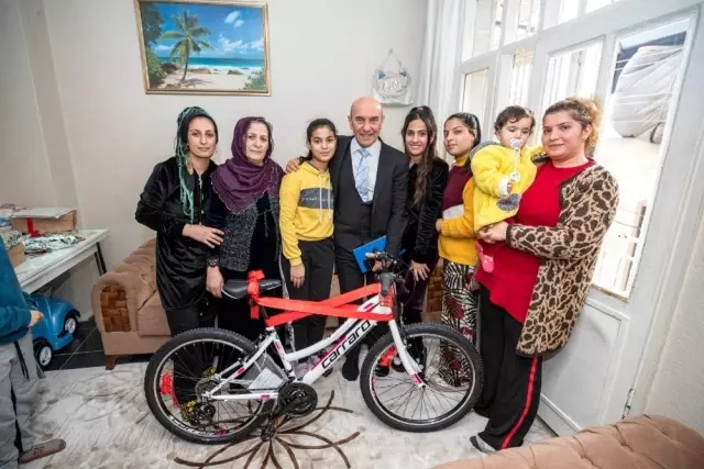 Başkan Soyer'den başarılı ortaokul öğrencisine bisiklet hediyesi