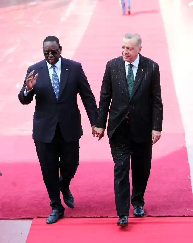 Erdoğan Senegal'de resmi törenle karşılandı Erdoğan Senegal'de resmi törenle karşılandı