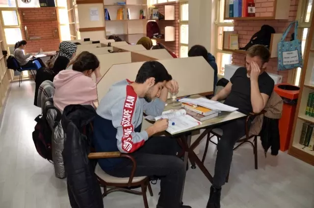 Millet Kıraathanesi tatilde öğrencileri ağırlıyor Millet Kıraathanesi tatilde öğrencileri ağırlıyor