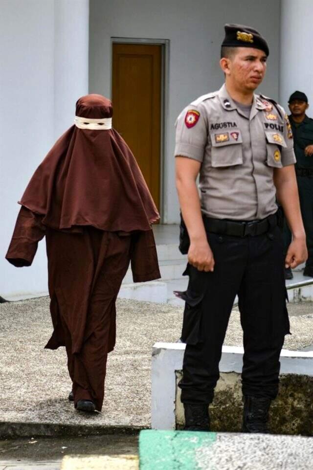 Otel odasında bir adamla yakalanan kadını, Endonezya'nın ilk 'kadın kırbaç ekibi' cezalandırdı