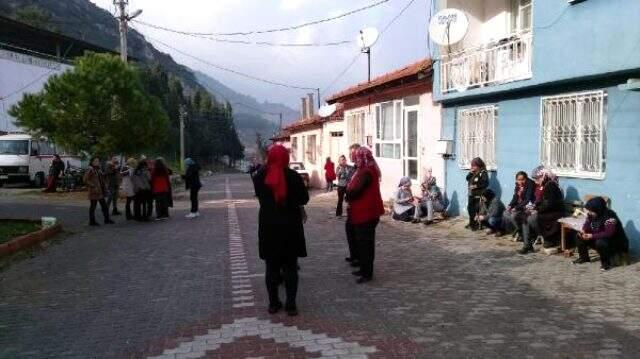Son dakikla: Manisa'da meydana gelen 5,1 büyüklüğündeki deprem sonrası vatandaşlar sokağa döküldü
