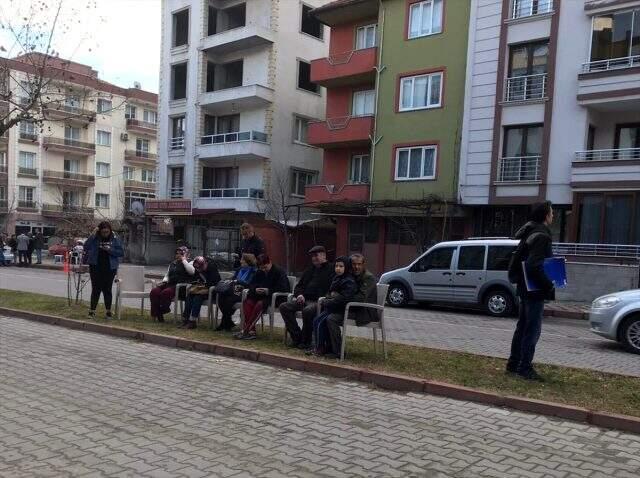 Son dakikla: Manisa'da meydana gelen 5,1 büyüklüğündeki deprem sonrası vatandaşlar sokağa döküldü