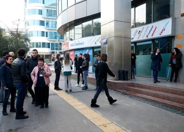 Son dakikla: Manisa'da meydana gelen 5,1 büyüklüğündeki deprem sonrası vatandaşlar sokağa döküldü
