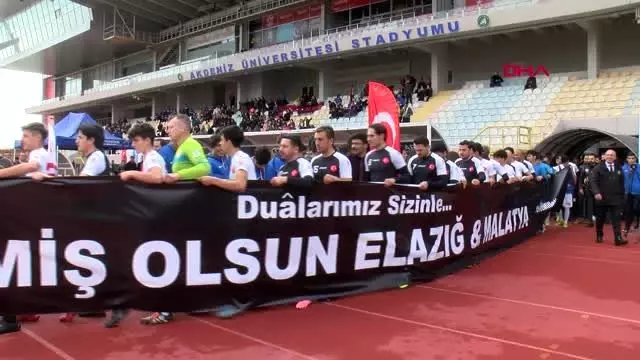 Spor suriyeli gençler, eski futbolculara gösteri maçı yaptı Spor suriyeli gençler, eski futbolculara gösteri maçı yaptı
