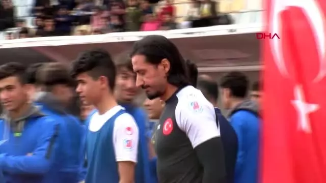 Spor suriyeli gençler, eski futbolculara gösteri maçı yaptı Spor suriyeli gençler, eski futbolculara gösteri maçı yaptı