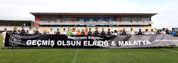 Suriyeli gençler, eski futbolculara gösteri maçı yaptı Suriyeli gençler, eski futbolculara gösteri maçı yaptı