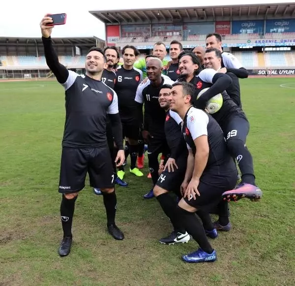 Suriyeli gençler, eski futbolculara gösteri maçı yaptı Suriyeli gençler, eski futbolculara gösteri maçı yaptı