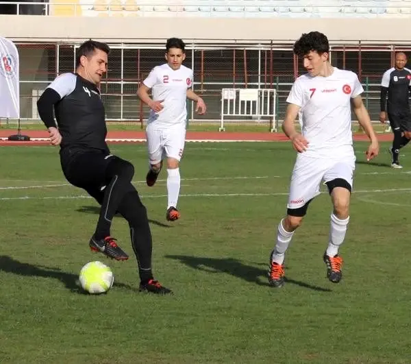 Suriyeli gençler, eski futbolculara gösteri maçı yaptı Suriyeli gençler, eski futbolculara gösteri maçı yaptı