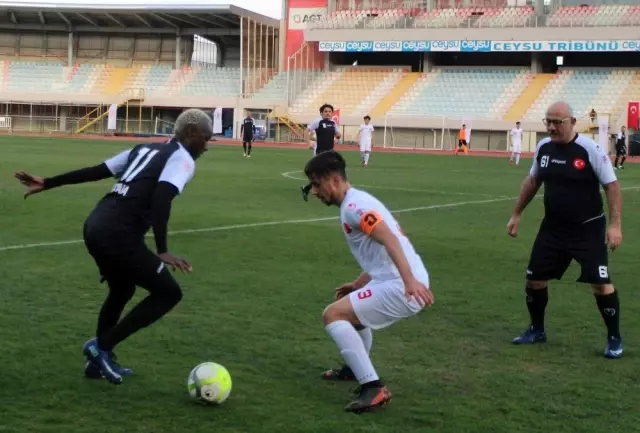 Suriyeli gençler, eski ünlü futbolcularla gösteri maçına çıktı Suriyeli gençler, eski ünlü futbolcularla gösteri maçına çıktı