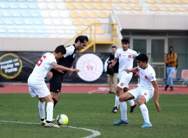 Suriyeli gençler, eski ünlü futbolcularla gösteri maçına çıktı Suriyeli gençler, eski ünlü futbolcularla gösteri maçına çıktı