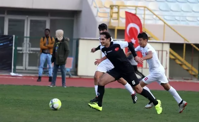 Suriyeli gençler, eski ünlü futbolcularla gösteri maçına çıktı Suriyeli gençler, eski ünlü futbolcularla gösteri maçına çıktı