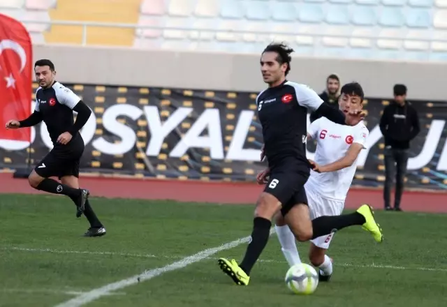 Suriyeli gençler, eski ünlü futbolcularla gösteri maçına çıktı Suriyeli gençler, eski ünlü futbolcularla gösteri maçına çıktı