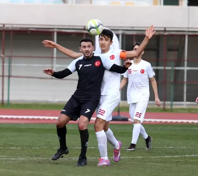 Suriyeli gençler, eski ünlü futbolcularla gösteri maçına çıktı Suriyeli gençler, eski ünlü futbolcularla gösteri maçına çıktı