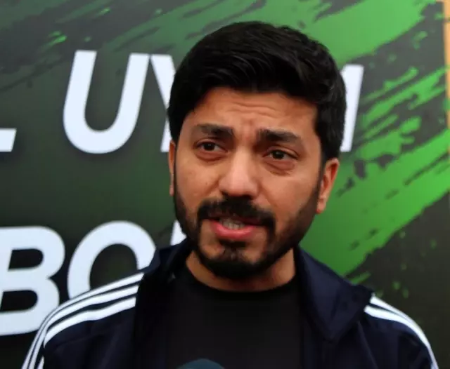 Suriyeli gençler, eski ünlü futbolcularla gösteri maçına çıktı Suriyeli gençler, eski ünlü futbolcularla gösteri maçına çıktı
