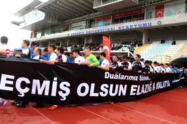 Suriyeli gençler, eski ünlü futbolcularla gösteri maçına çıktı Suriyeli gençler, eski ünlü futbolcularla gösteri maçına çıktı